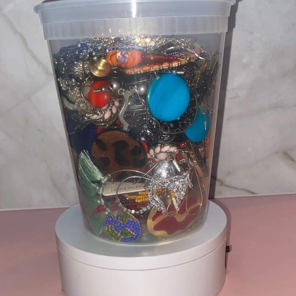 Mystery Jewelry JUST EARRINGS OVER 100 PAIRS - Picture 3 of 7